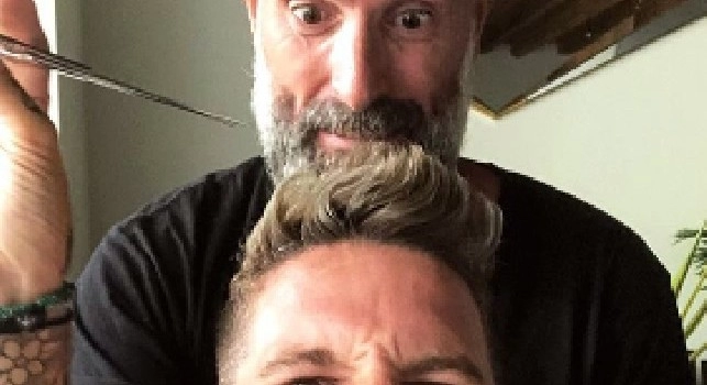 Mertens scherza col barbiere: taglio di capelli con scatto ironico [FOTO]