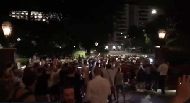 Higuain arriva a Milano, tifosi rossoneri in delirio: Siamo venuti fin qui per vedere segnare Higuain! [VIDEO]