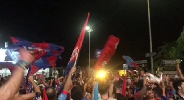 Catania ripescato in Serie B, i tifosi scendono in piazza per festeggiare: Giochiamo il sabato! [VIDEO]