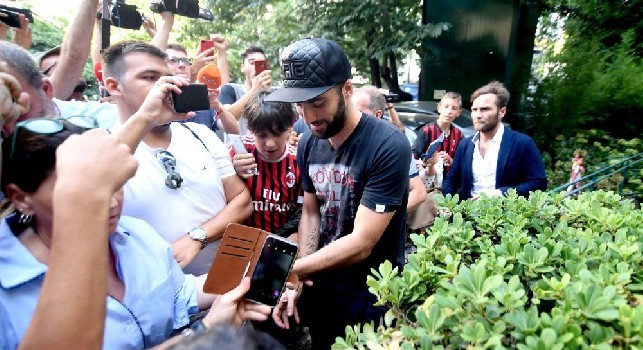 Visite mediche per Higuain al Milan, bagno di folla per il Pipita!