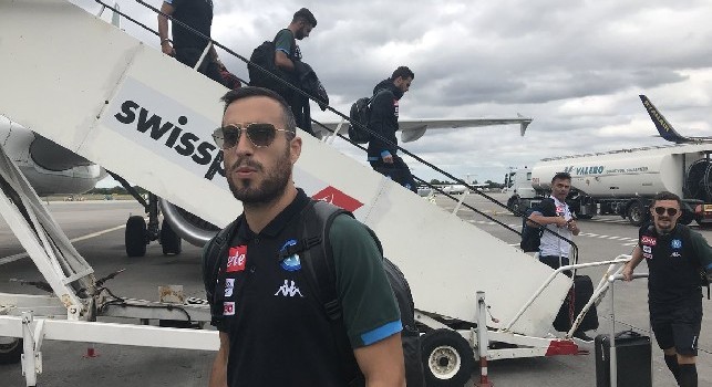 Il Napoli è appena atterrato a Dublino: spiccano i sorrisi degli azzurri tra le nuvole d'Irlanda [FOTO]