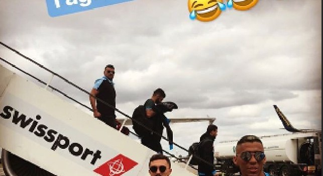 Allan arriva a Dublino con Mario Rui, riferimento a Narcos: Con l'agente Penha! [FOTO]