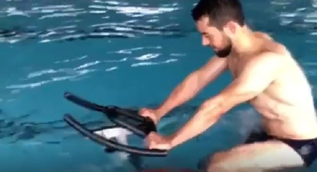 Younes e la terapia: In acqua per tornare presto a disposizione [VIDEO]
