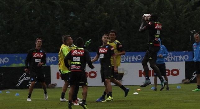Gli azzurri preparano la sfida con il Milan, la SSC Napoli: Allenamento poco prima della bufera... [VIDEO]
