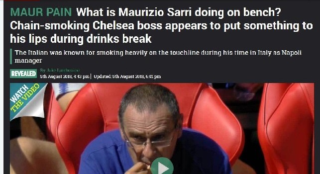 Ma cosa sta facendo Sarri?. In panchina col filtro in bocca, giornalisti inglesi senza parole! [FOTO]