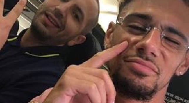 Malcuit pronto a raggiungere il Napoli: ecco il selfie del francese in volo verso la Svizzera [FOTO]