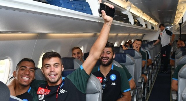 Napoli in partenza per Wolfsburg: azzurri distesi e sorridenti dopo la vittoria di ieri [FOTOGALLERY]