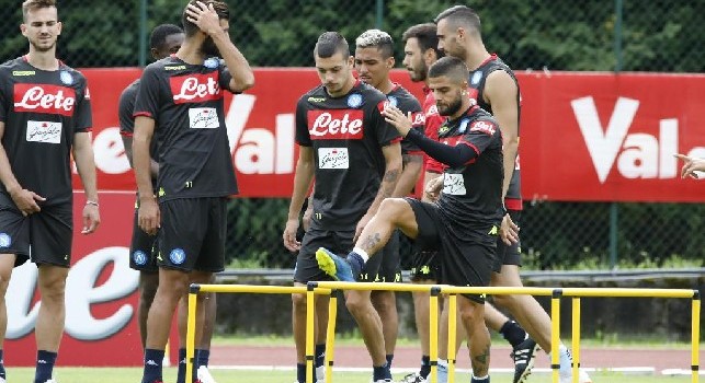 De Laurentiis pronto a <i>trasferire</i> cinque giocatori del Napoli a Bari