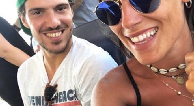 Verdi e la fidanzata in vacanza a Capri, relax sull'isola napoletana per la nuova coppia azzurra [FOTO]