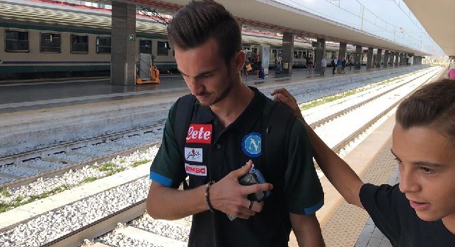 Fabian, m'arraccumann!: i tifosi catechizzano Ruiz alla partenza per Roma [VIDEO CN24]