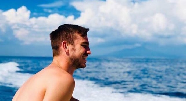 Fabian Ruiz si gode il giorno libero, giro in barca a Capri per il centrocampista [FOTO]
