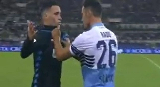 Atteggiamento vergognoso di Radu, spintoni e provocazioni a Callejon che non abbocca [VIDEO]