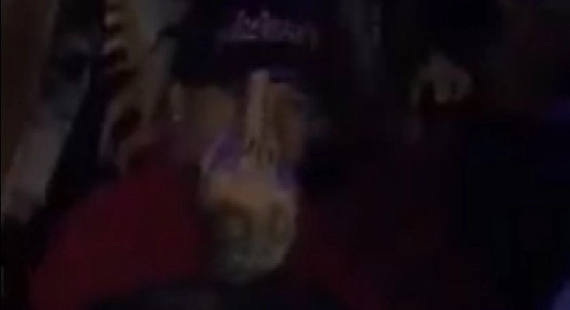 Nainggolan beccato con Corona in discoteca, un tifoso: Vai a dormire!. L'interista risponde con un dito medio [VIDEO]