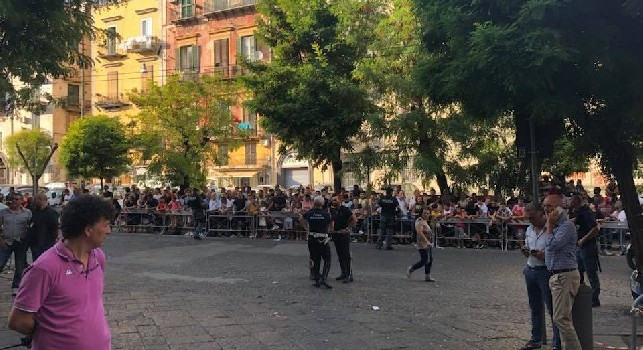 Napoli-Milan, aumenta l'attesa: circa duecento tifosi aspettano l'uscita dei rossoneri a Palazzo Caracciolo [FOTO CN24]