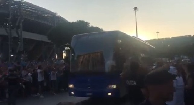 Il Napoli è arrivato al San Paolo, grande accoglienza per gli azzurri: tanti i cori per la squadra di Ancelotti [VIDEO CN24]
