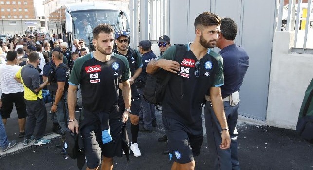 Il Napoli in viaggio verso il Ferraris: all'uscita dall'albergo ovazione per i calciatori azzurri [VIDEO]