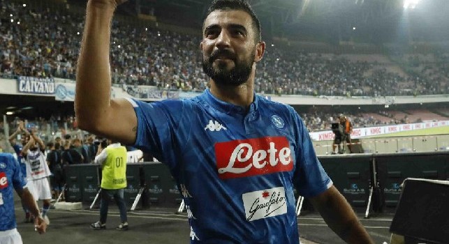Raul Albiol saluta il Napoli
