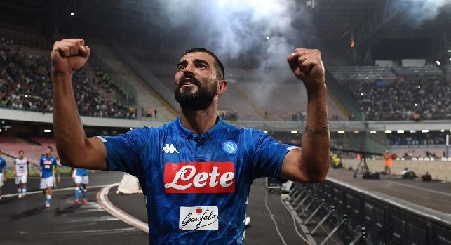 Raul Albiol sotto la curva del San Paolo