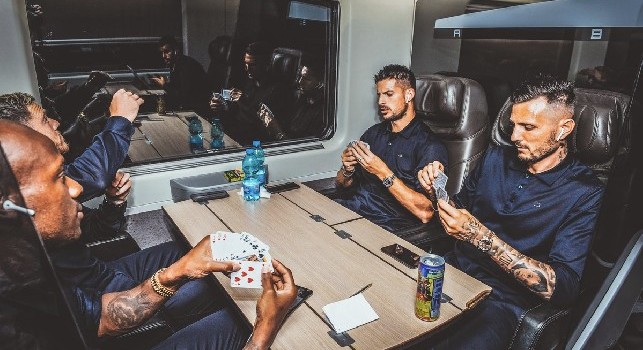Fiorentina, i giocatori giocano a carte in treno: Squadra in viaggio verso Napoli [FOTO]