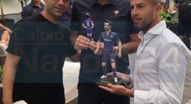 Astori indimenticabile, Ferrigno dedica una statuetta del capitano in omaggio a Pioli e Antognoni [FOTO ESCLUSIVE]