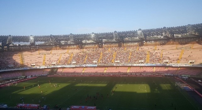 La denuncia di un tifoso al San Paolo: Uno stadio così non si vede nemmeno in quarta serie. Mancano le protezioni sotto ai sediolini [VIDEO ESCLUSIVO]