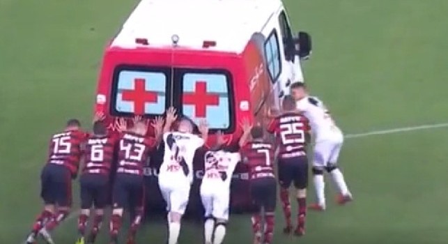 Vasco-Flamengo, ambulanza entra in campo e poi non parte: giocatori costretti a spingerla [VIDEO]