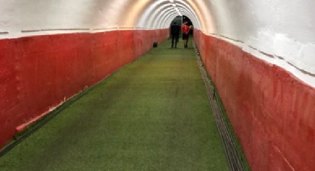 Uno stadio antico che al nostro Mister porta bene...: la SSC Napoli nel tunnel del Marakana di Belgrado [FOTO]