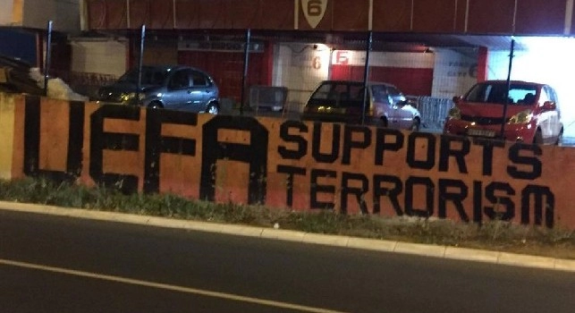 La UEFA supporta il terrorismo: il murales dei tifosi della Stella Rossa a poche ore dalla gara contro il Napoli [FOTO]