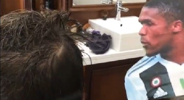 Geniale ironia partenopea, Douglas Costa diventa lo ‘spruzzino’ di un barbiere [VIDEO]