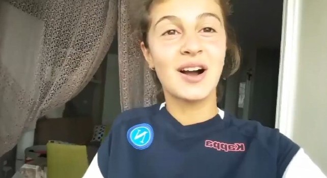 La giovane tifosa che ha fatto impazzire il web: Grazie, napoletani! Vi amo [VIDEO]