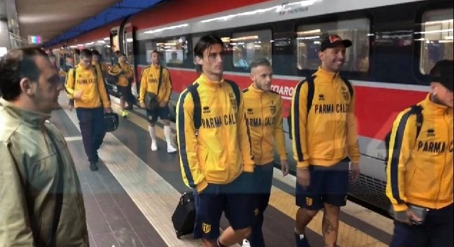 Il Parma arriva alla stazione Garibaldi di Napoli