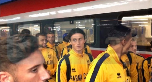Roberto torna a Napoli a gennaio: super accoglienza per Inglese alla stazione centrale! I tifosi azzurri chiedono il ritorno in Campania [FOTO & VIDEO CN24]