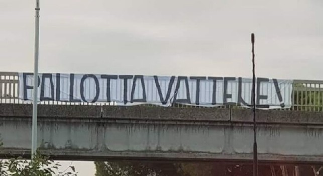 Pallotta vattene!: tifosi della Roma furiosi, duro striscione contro il presidente [FOTO]