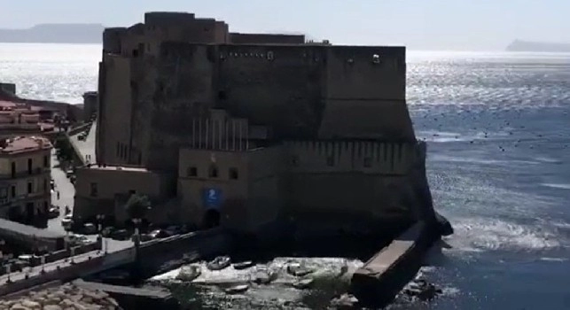 Inglese torna a Napoli, il bomber del Parma folgorato dalla bellezza del golfo [VIDEO]