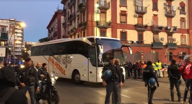 Parma arrivato al San Paolo: fischi dei tifosi verso il pullman emiliano [VIDEO CN24]