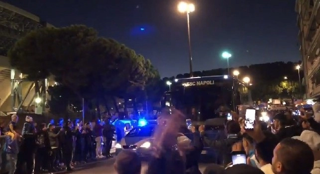 Il pullman del Napoli giunge al San Paolo: applausi e cori per la squadra di Ancelotti [VIDEO CN24]