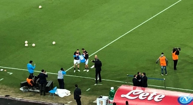 Zielinski festeggia le 100 presenze con il Napoli: maglia onoraria regalata da Milik [FOTO]