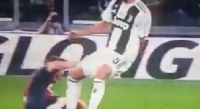 Vergogna Pjanic, entrata killer  Dijks ma l'arbitro lo grazia: solo giallo! [VIDEO]