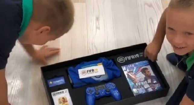 Hamsik riceve il box di FIFA 19, i figli dello slovacco lo scartano felici [VIDEO]