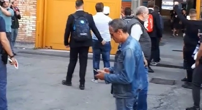 Il Napoli parte per Torino: al San Paolo diversi tifosi che acclamano Insigne e Koulibaly [VIDEO]