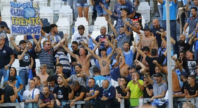 Napoli sconfitto a Torino, tifosi azzurri da applausi: ringraziano ed incitano la squadra di Ancelotti anche dopo la gara [VIDEO]
