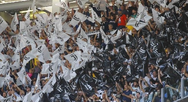 Colera, sapone, Vesuvio, maiale e ululuati sin dalla lettura formazioni: tutta la feccia dello Juve Stadium [VIDEO]