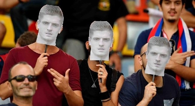 Da Napoli a Frosinone con Piatek nel cuore: la trovata dei 3 napoletani <i>beffa</i> il Genoa e fa il giro dei social [FOTO]