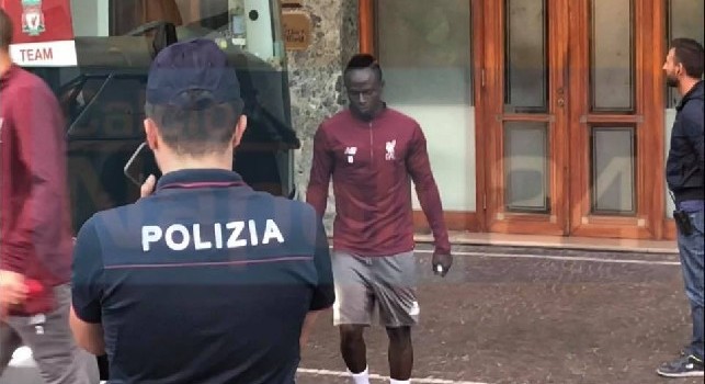Pernacchie e sfottò, i napoletani prendono in giro Alisson, Firmino, Sane e Salah! [VIDEO CN24]
