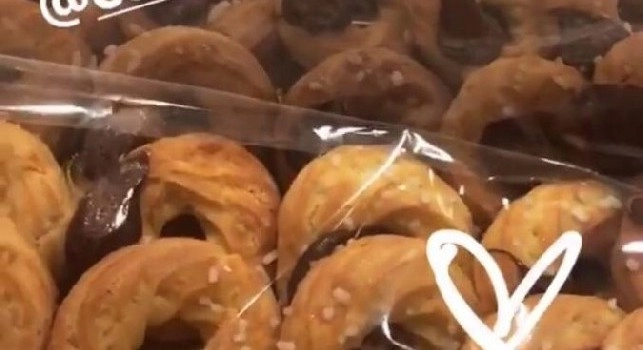 Reina e Yolanda ancora legati a Napoli: arrivano dolci regali al cioccolato [FOTO]