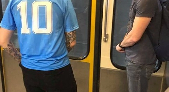 Liverpool, i tifosi 'Reds' provano a camuffarsi: maglia 'Maradona', a tradirlo è il tattoo! [FOTO CN24]