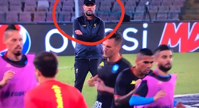 Sky - Klopp in campo per il riscaldamento delle squadre: il tecnico del Liverpool spia il Napoli [FOTO]