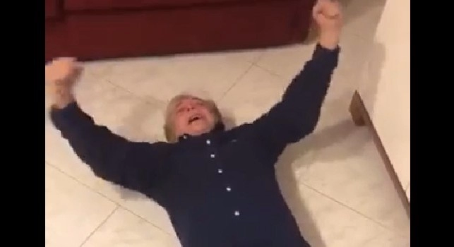 Liverpool distrutto al 90', l'esultanza di Nino D'Angelo è da vero napoletano! [VIDEO]