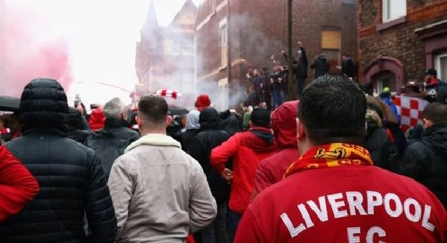 Un tifoso denuncia: Tifosi del Liverpool ubriachi: bottiglie contro automobili