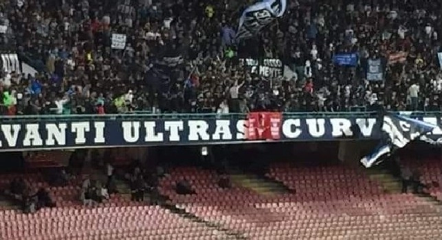 Curva A, gli ultras napoletani sfoggiano la 'pezza' rubata al Liverpool [FOTO]